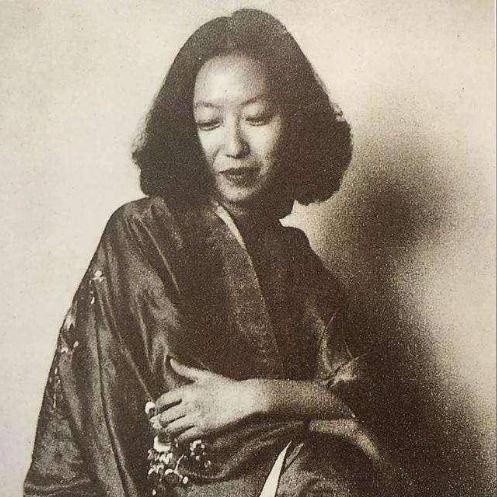 1995年，张爱玲在美国出租屋内去世，尸体一周后才被发现。她一丝不挂地躺在床上，