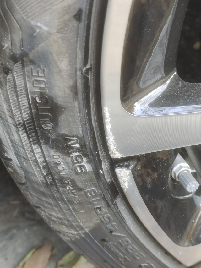 星瑞轮毂刮伤
兄弟们刚提一个星期的星瑞轮毂刮马路牙上了，这样有什么影响吗