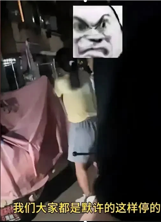 离了大谱！江苏，女子骑电动车回到小区楼下，发现自己经常停车的地方被邻居给占了，大