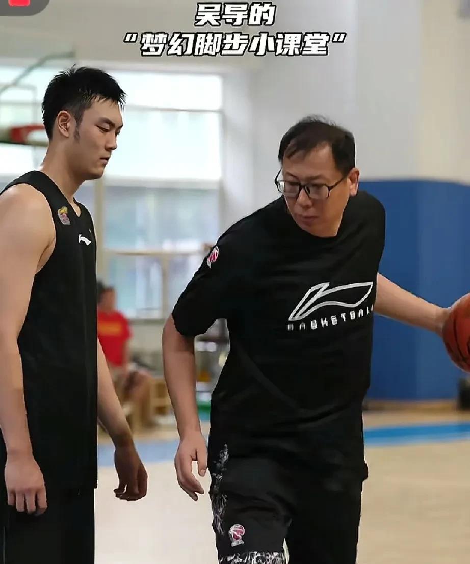 吴乃群指导真认真！辽宁男篮教练团队各伺其职！
辽宁男篮目前依然在积极的训练，而吴