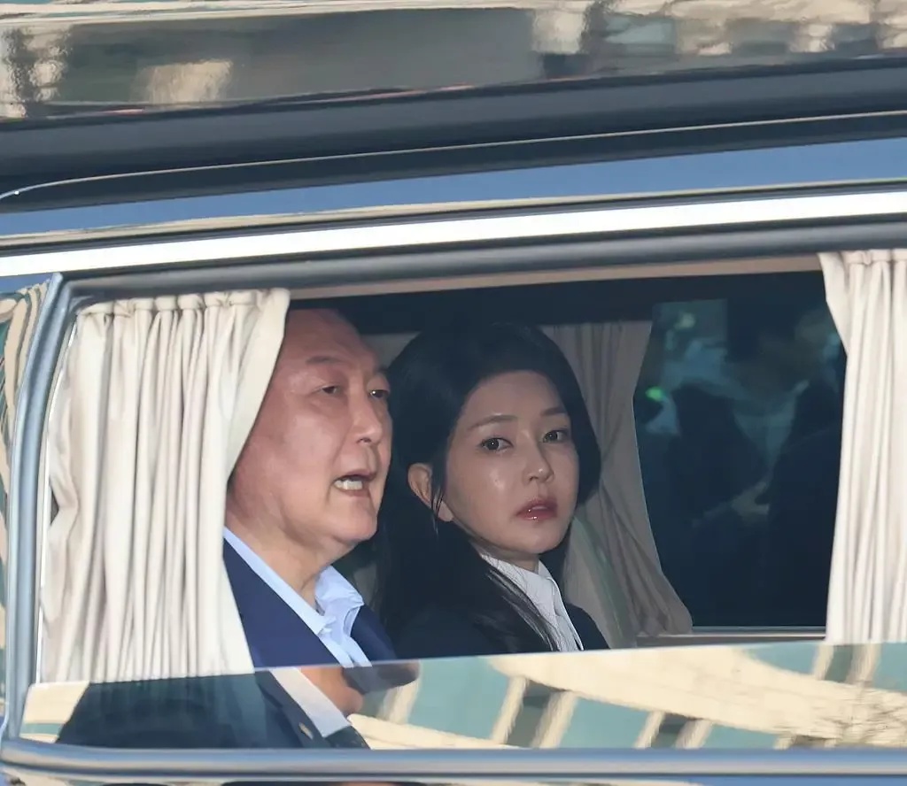 该来的总会来的，这时候尹锡悦已经面临着司法调查，他的妻子金建希仍在家里面提心吊胆