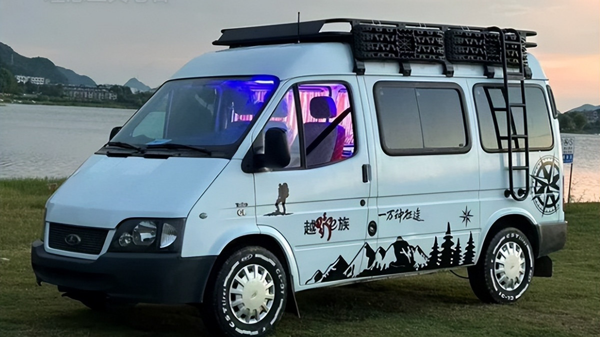 露营在水草边，福特全顺改装床车旅行，来一场说走就走的自驾游