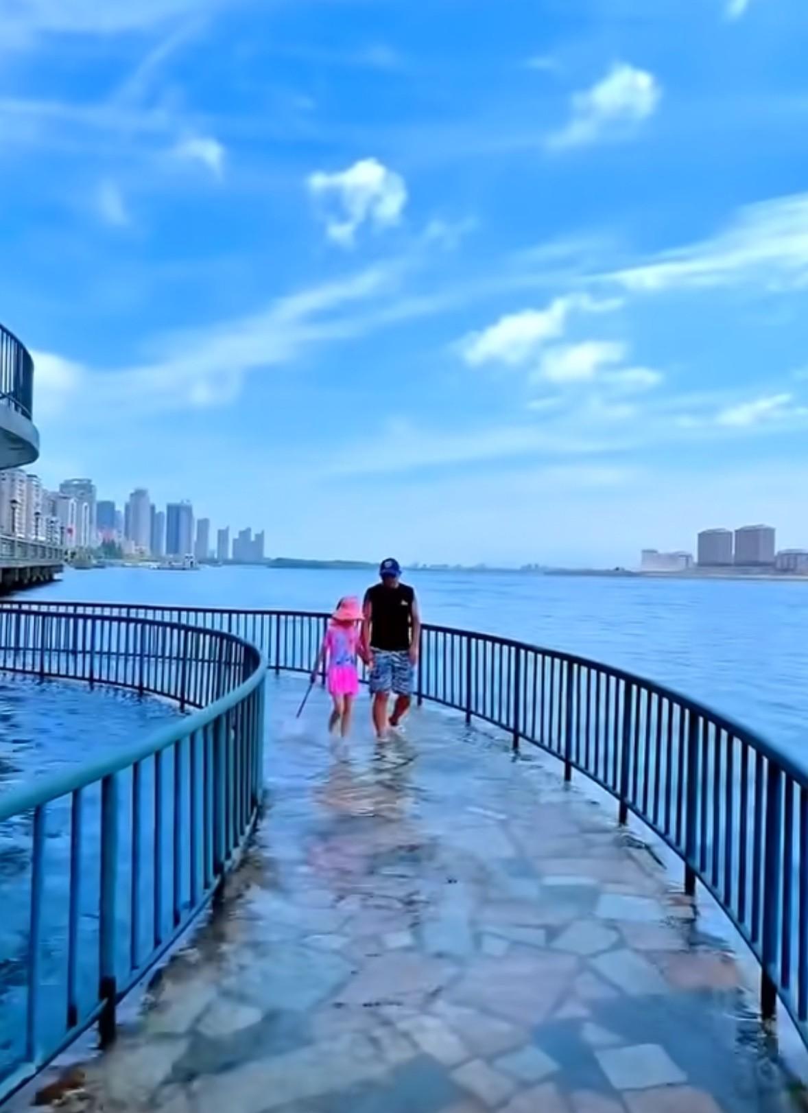 这个打卡点设计师脑洞够大，感觉非常的接地气。天气炎热时在这里耍水、打麻将、玩儿扑