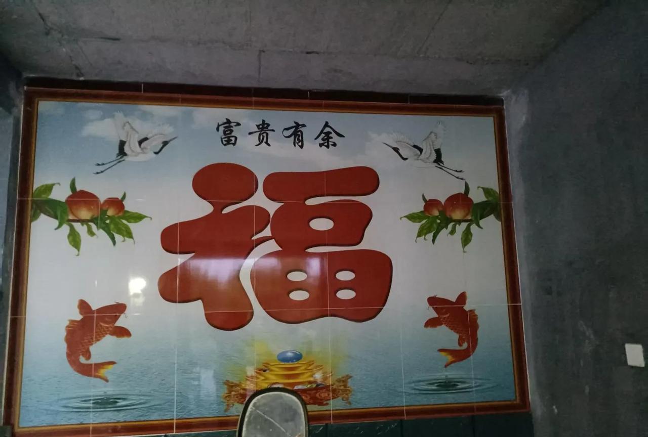今天在网上看到一句话：
“父母装饰过的家，都有一种庸俗的美。”
这句话瞬间引发了