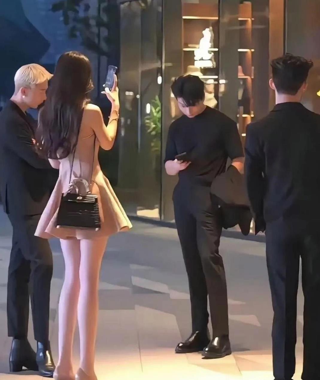 一看就是一群富家子弟
他们是谁家的公主和公子？
他们可真会选父母。
躺赢的人生。
