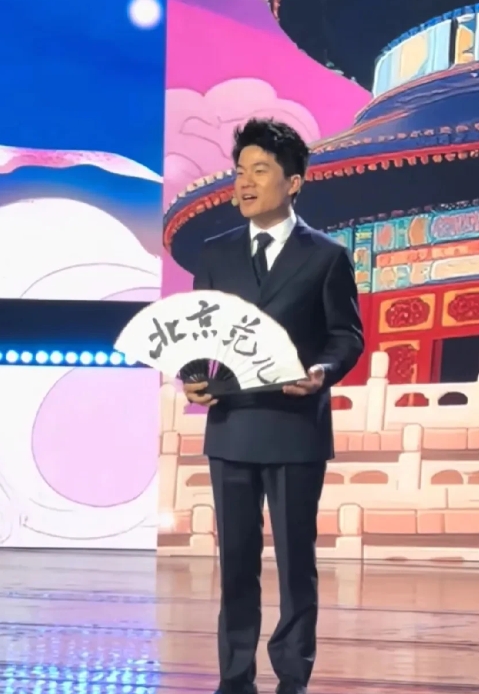 董宇辉这脑子，这嘴，无敌了，这么长一段稿子却一个磕绊都没有！
董宇辉演讲北京范，