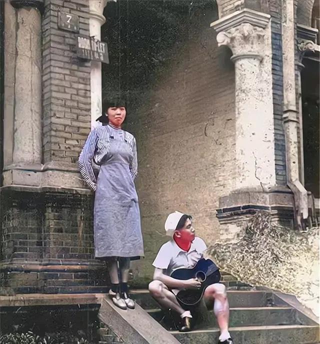 1937年萧红和萧军的这张合影藏着诸多故事，那时彼此关系已近破裂边缘，萧军抱着吉
