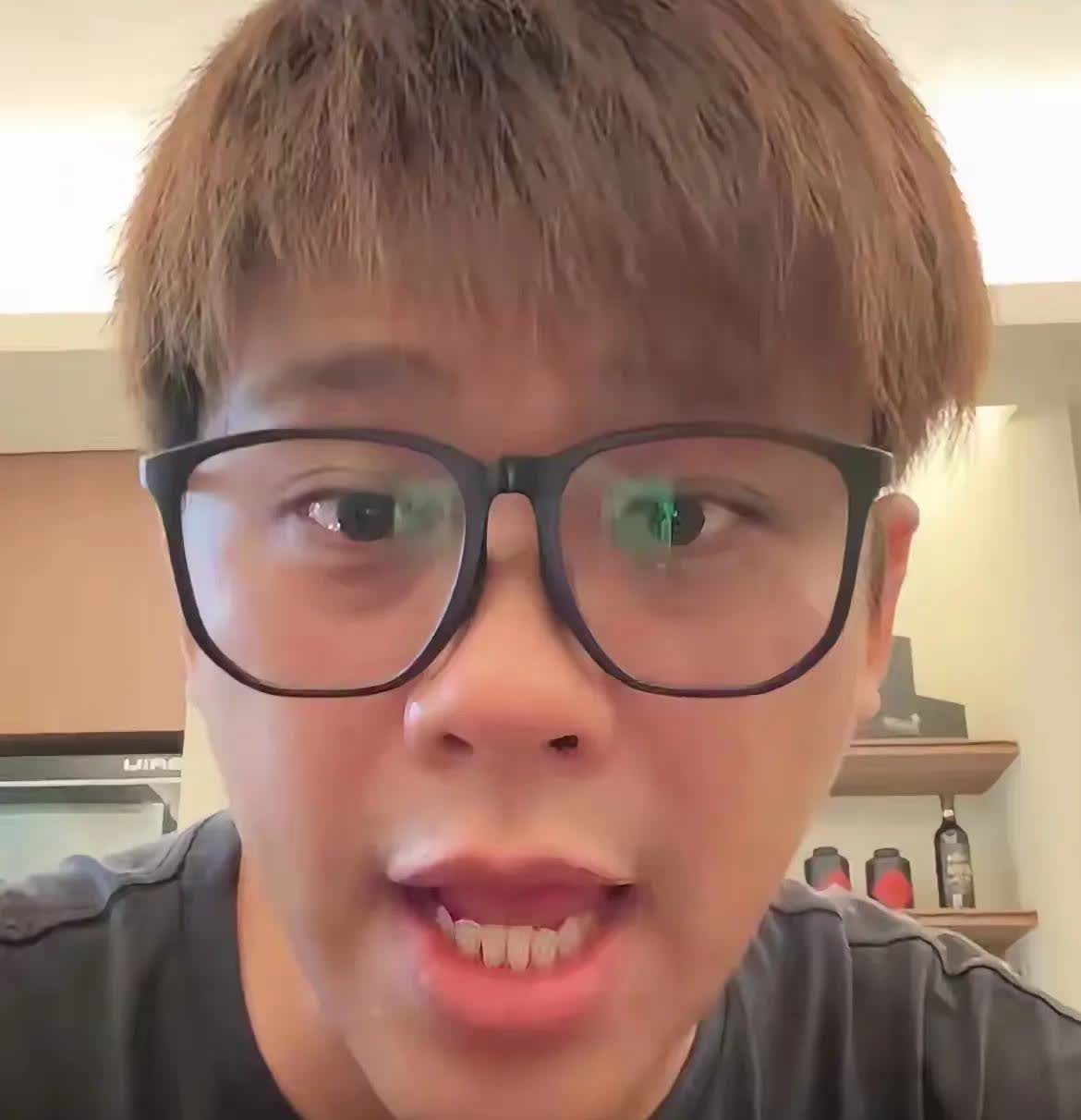 葛思琪昨天开播，遭遇s粉涌入直播间，指责他“够了不要再网暴了，他们家都走了一个了