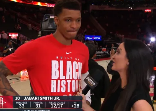 NBA常规赛,火箭以125-105战胜爵士。
赛后，贾巴里接受了采访，谈到了自己