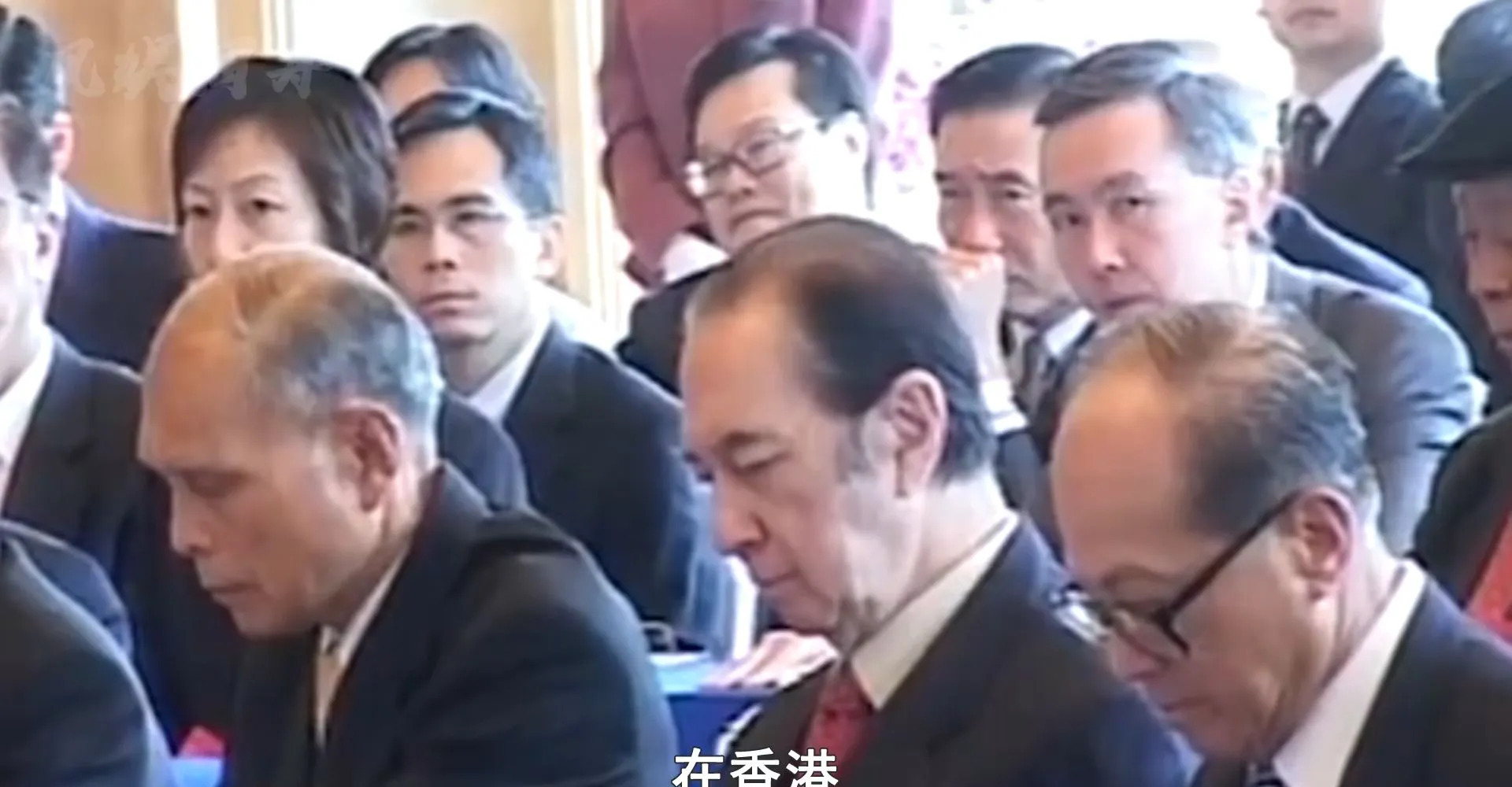 爱国商人与李嘉诚对比











你有没有想过，在金钱和国家面前，你会
