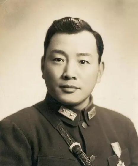 [月亮]1949年，宋希濂被俘，盯着对面那个27岁的解放军团长，忍不住问：“你是