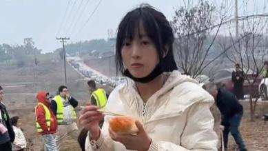 从千人奔赴到万人哄抢：一场杀猪饭，撕开流量时代的遮羞布