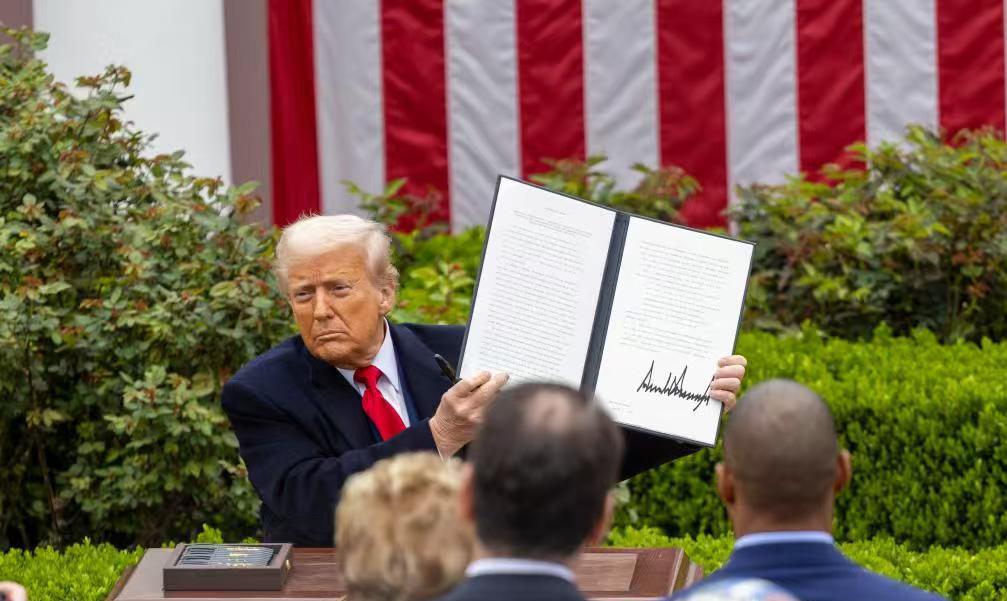 中美之间的关税问题，实际情况是这样的：
第一、美国非常着急，急得像热锅上的蚂蚁。