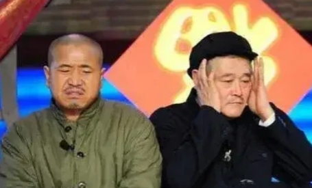 2005年，王小利瞒着师傅赵本山，私自参加商演，被赵本山罚款10w，还下跪面壁思