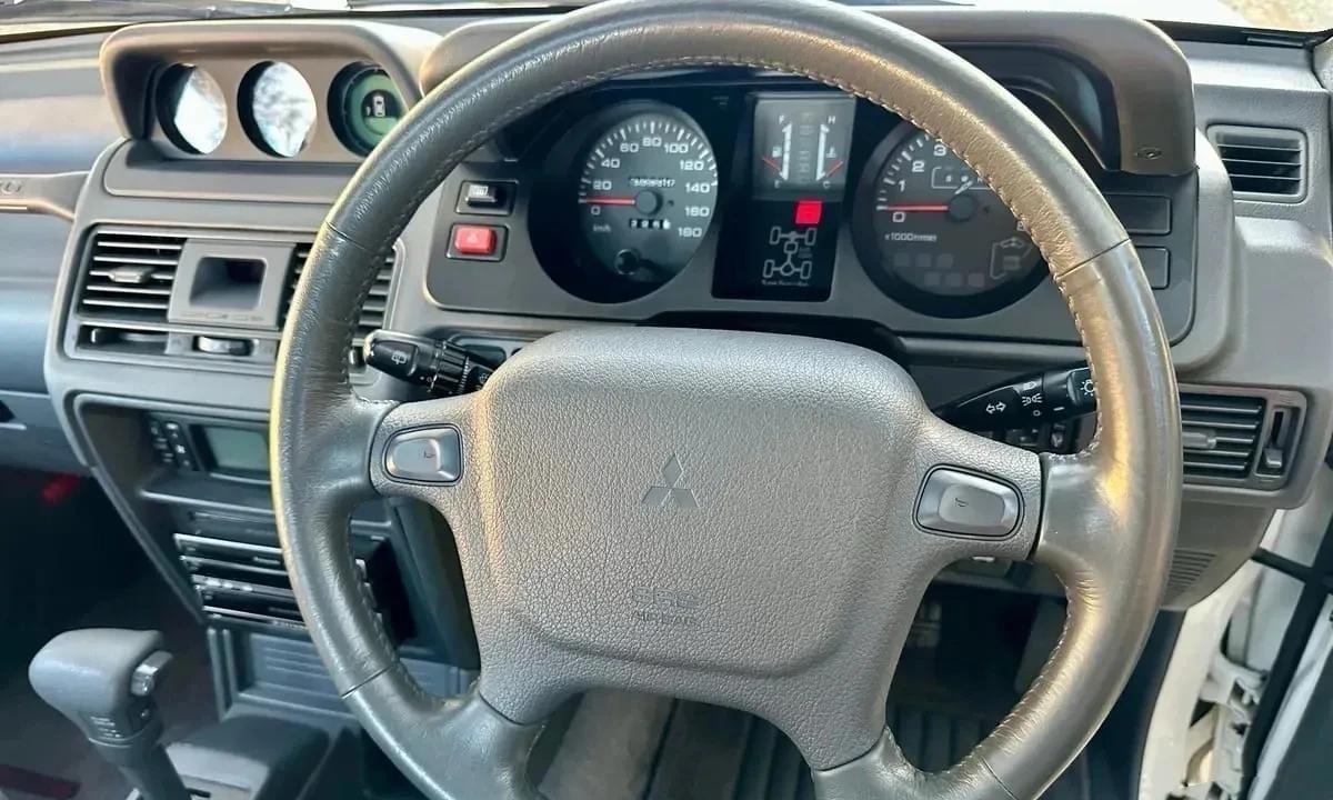 大家都知道这是一款三菱汽车，可是从内饰来看知道这是三菱的哪一款车型吗？应该这是一