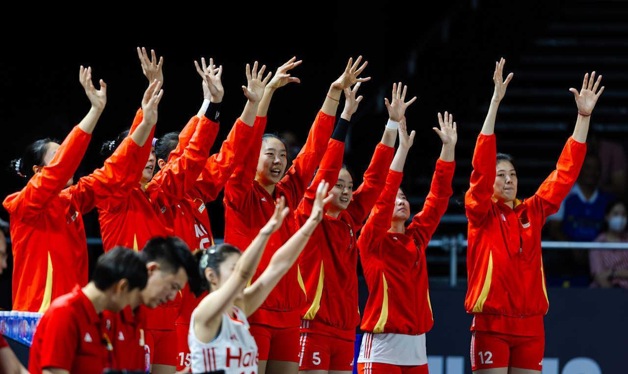 第二局，中国女排顶住了多米尼加的反扑，以25-21再胜。这局中国队开局落后的情况