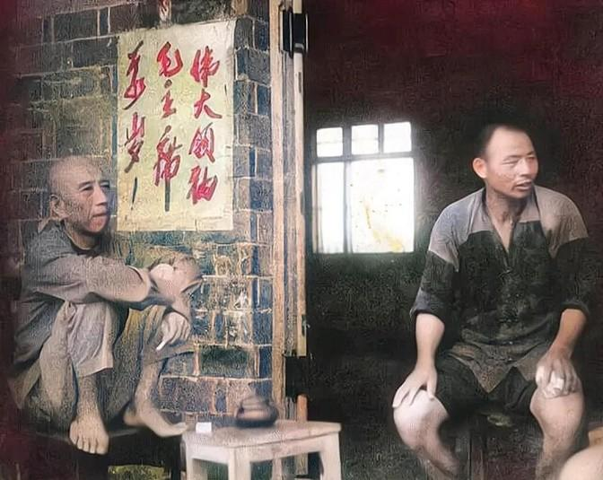 1956年，王震赤着脚蹲在凳子上，亲切地和乡亲们唠家常！王震这身打扮、这样的形象