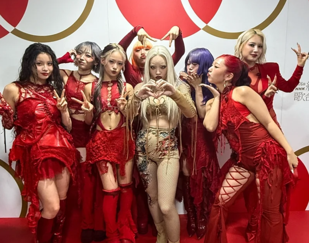 日本红白舞台尺度引热议？女歌手身着金色战袍大胆演出 网友称“