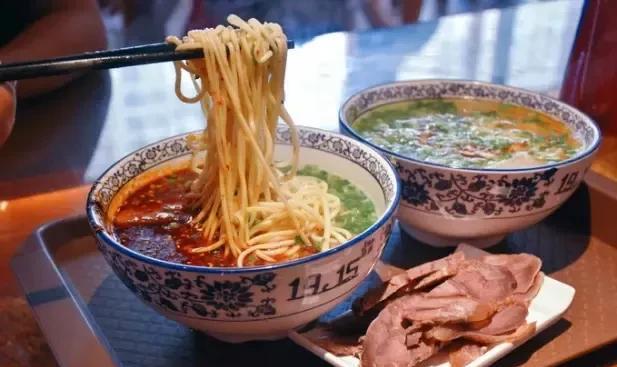 #兰州美食# 兰州的面食很多，它们都有哪些绝佳搭配呢？
一，一碗牛肉面+牛肉+鸡