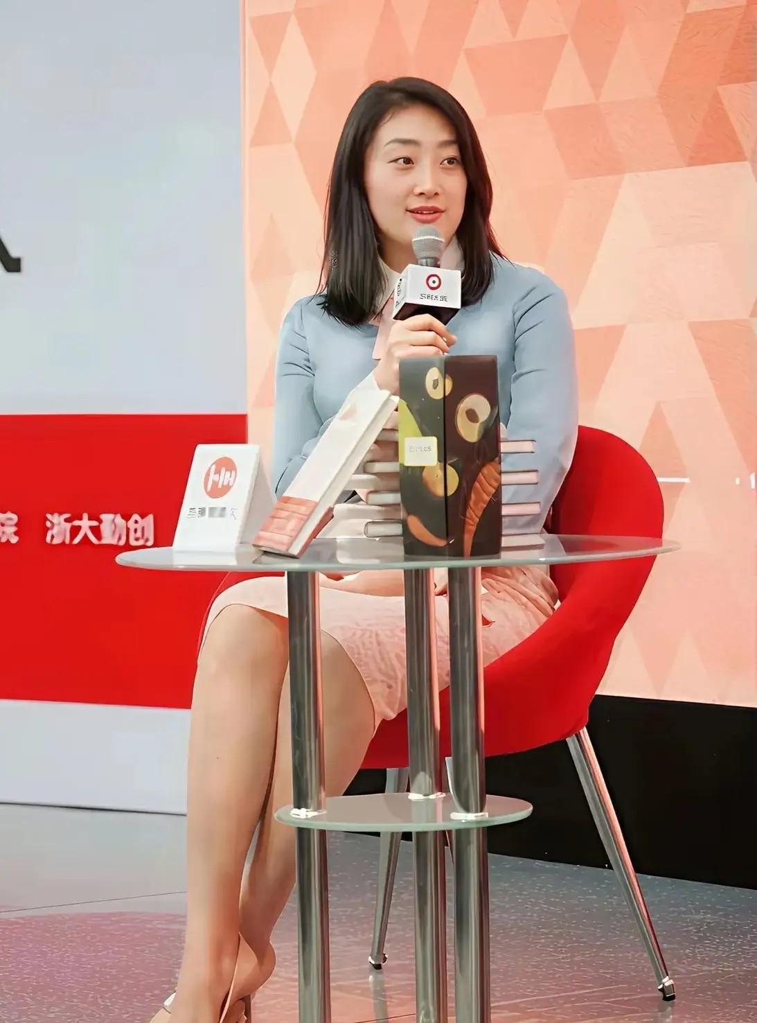 作为杰出的企业家，她以实力证明女性价值不囿于婚恋标签。