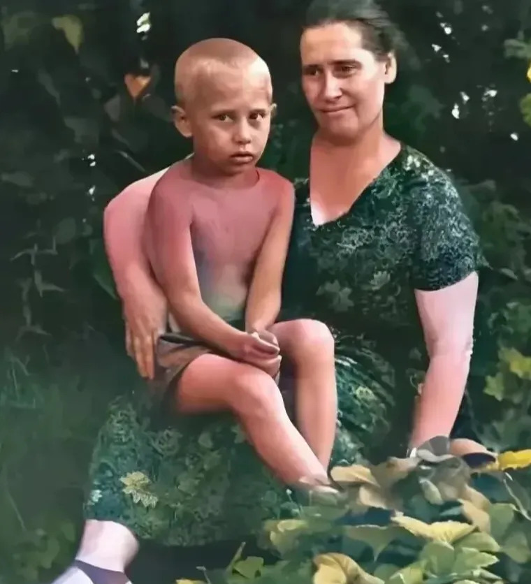 普京小时候和妈妈，真好











谁能想到，叱咤风云的普京大帝，小时