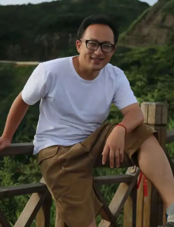 网络上又暴露出了一位衣冠禽兽，当然 信息还有待证实 。

他是一名物理教师 ，看