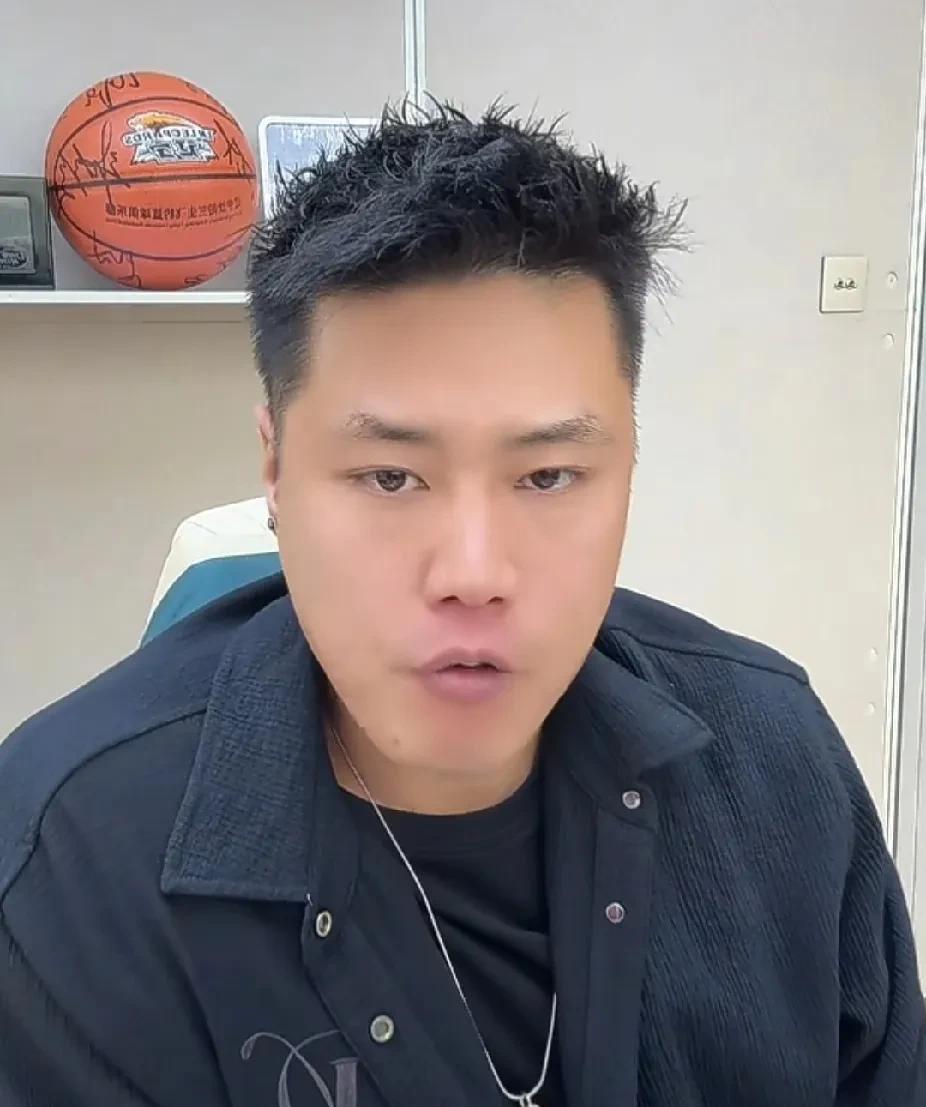 不能耍阴招！贺天举谈垫脚：
“打比赛，强硬可以，但是不可以耍阴招，这是不可取的。