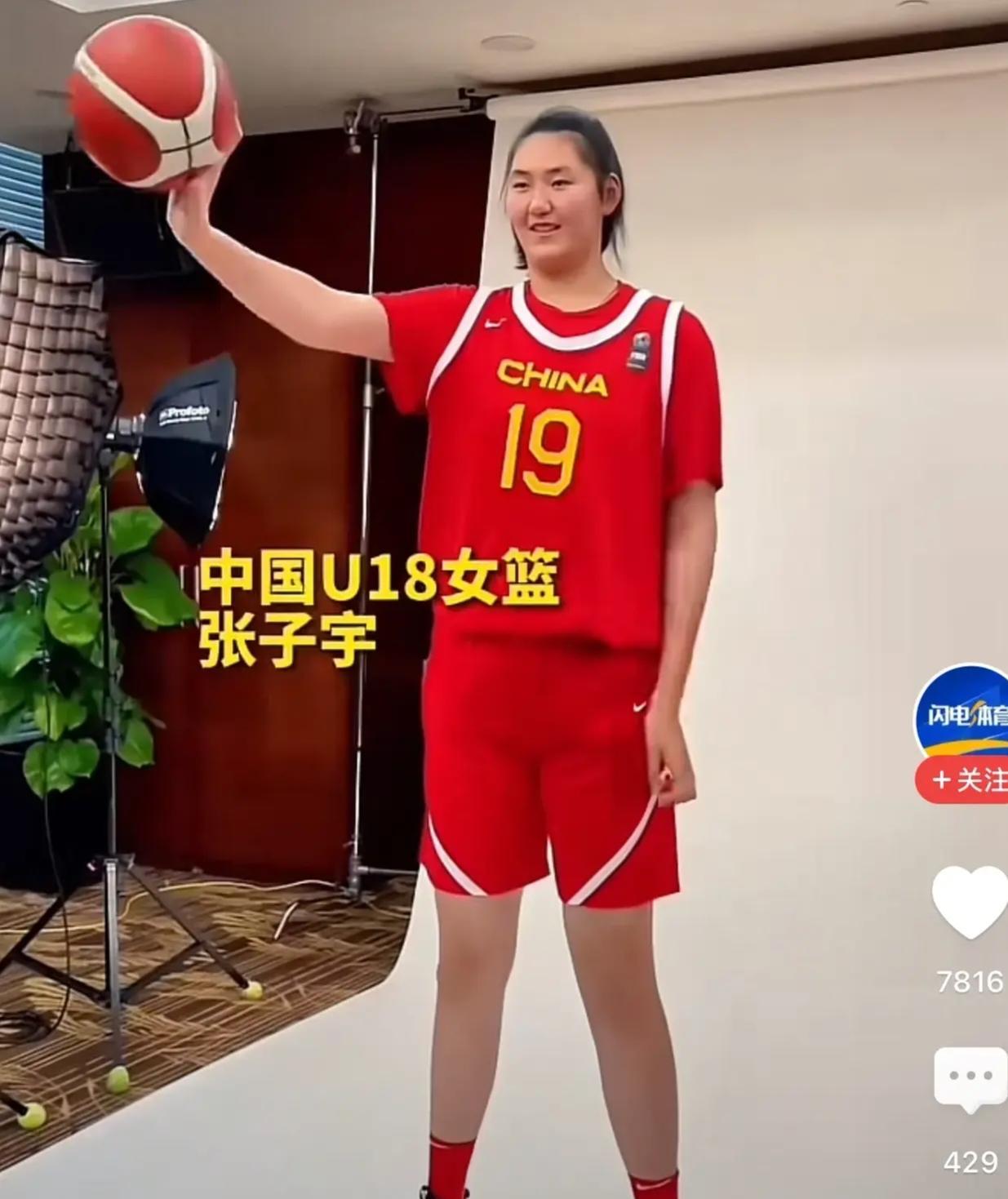 张子宇在亚洲杯的表现喜忧参半，巨大的身高和体重优势让她在篮下的影响力绝对是统治级