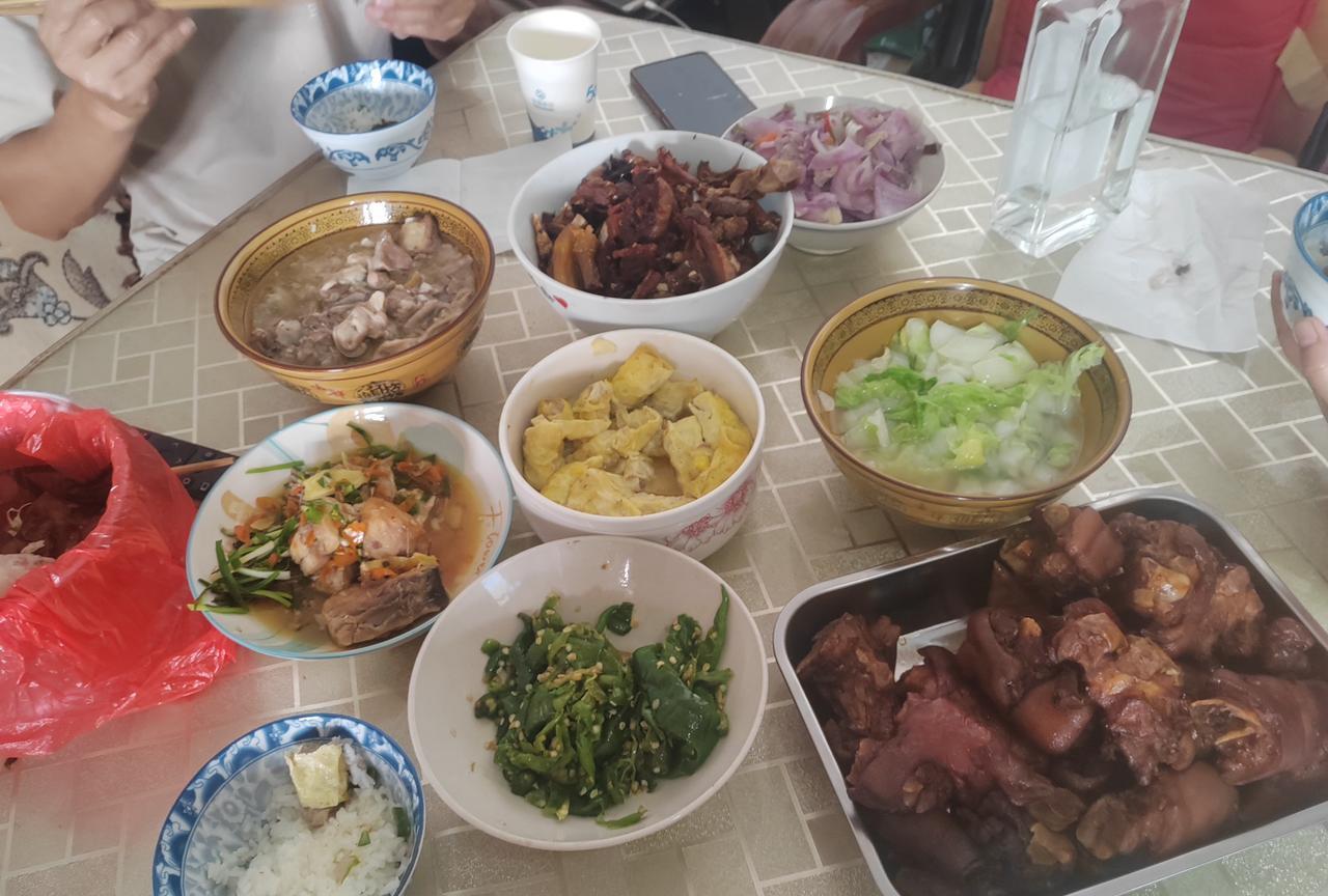 今天总算清闲了。
今年的中秋节和
小叔子六十岁生日凑在一块。
单身的小叔子和他儿