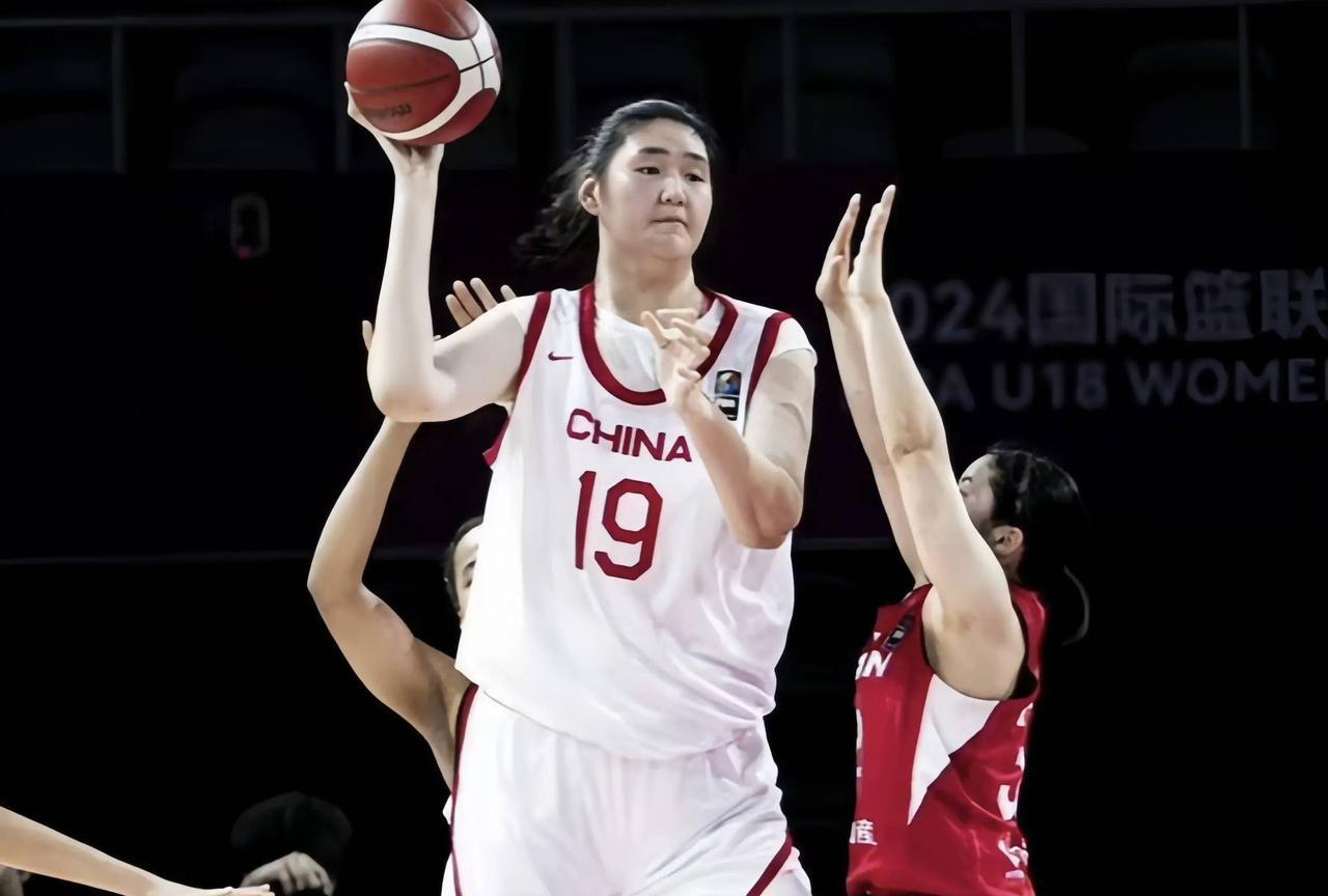 日本女篮出奇招！
据CBA媒体人三土带刺透露：日本女篮把张子宇的身高刻在球场墙壁