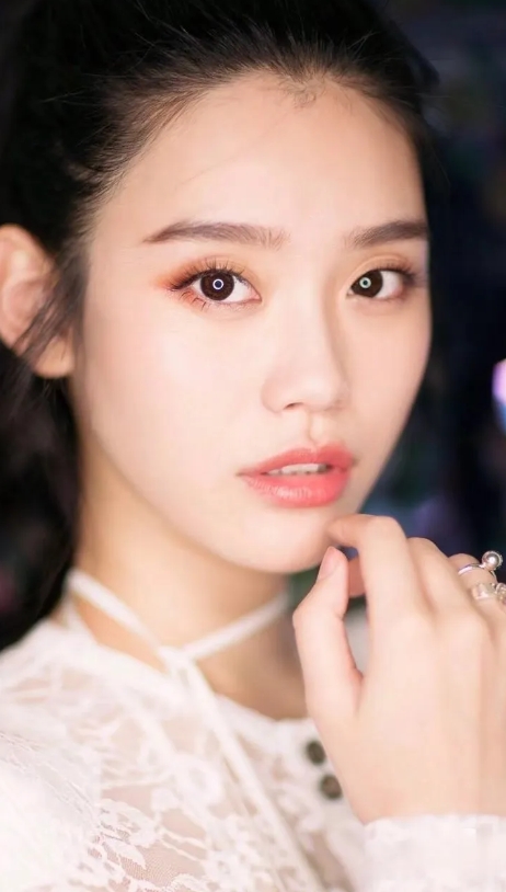 何猷君说
大家只知道我老婆奚梦瑶漂亮，
却不知道在现实中她是这样的人

她私下特