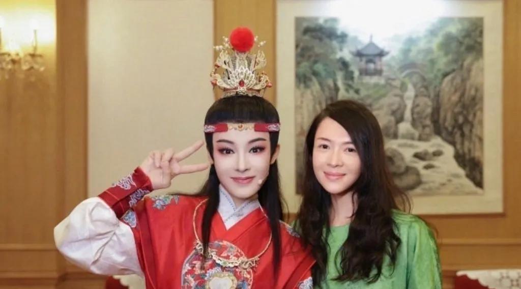 陈丽君狂赞章子怡演技？网友：这波‘跨界互捧’我服了！  
谁能想到，越剧小生陈丽