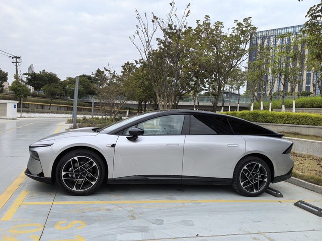 小鹏P7+购车时送的太阳膜
有个装潢公司打电话说小鹏P7+在购车的时候有送太阳膜