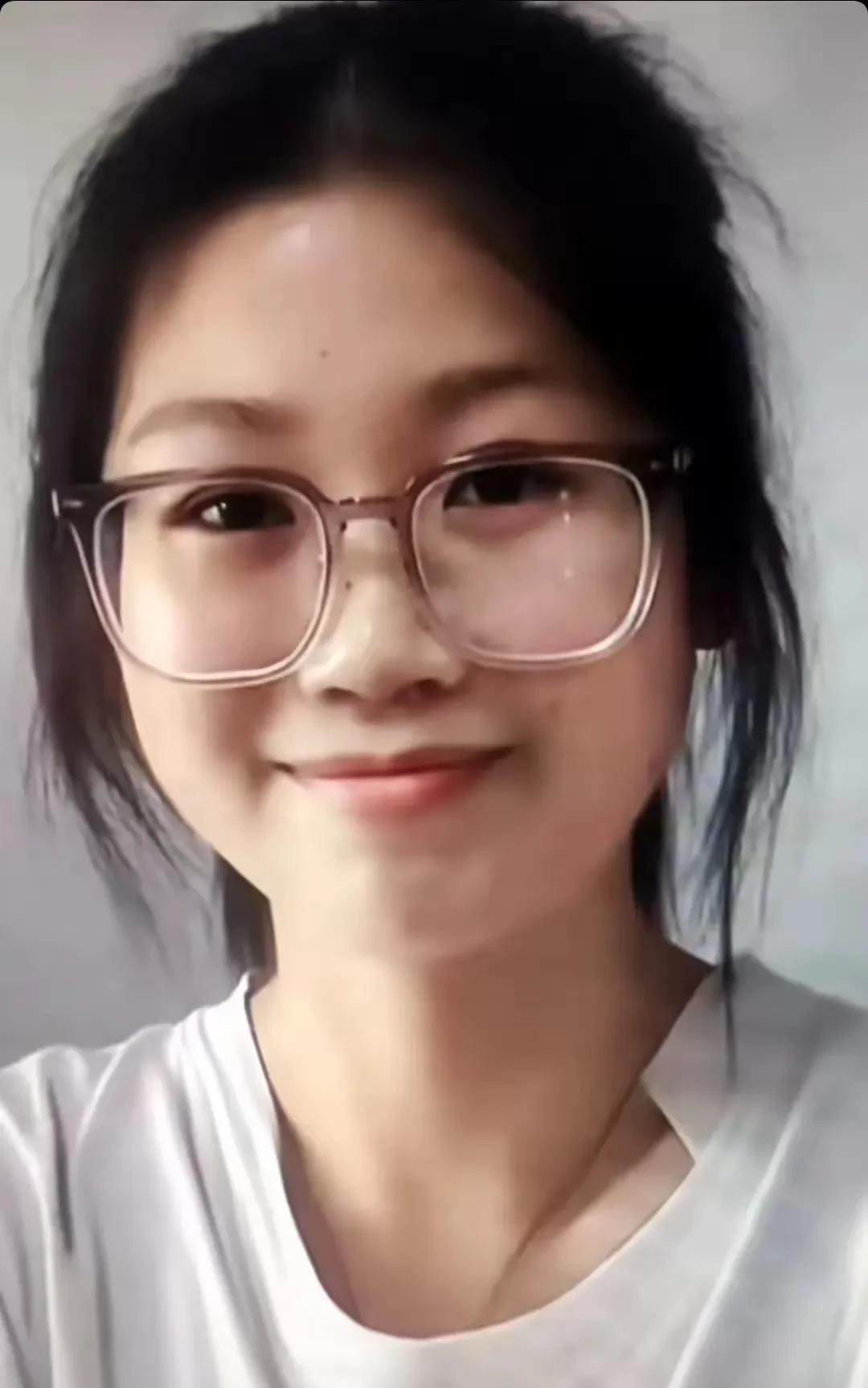 像刘燕这样的女孩，绝对是当前社会的稀有优良品种了。
1.首先是外在美，这种美的天
