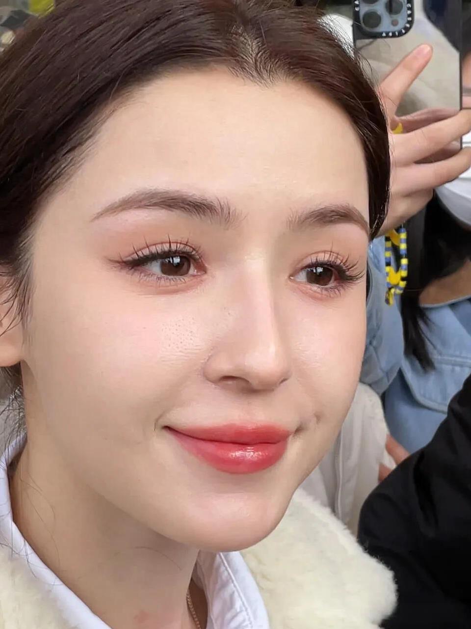 哈妮克孜这个新疆小美人，皮肤细腻白的发光！这“老天赏饭的美丽容颜，谁看了不说句羡