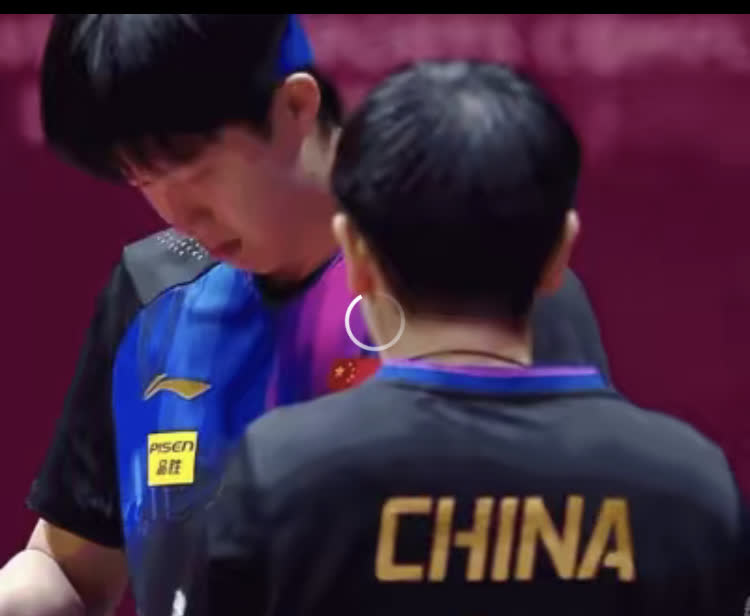 王楚钦比赛结束就对球拍的问题表示了不满，莎莎的眼神也是一直在追随着裁判！
虽然