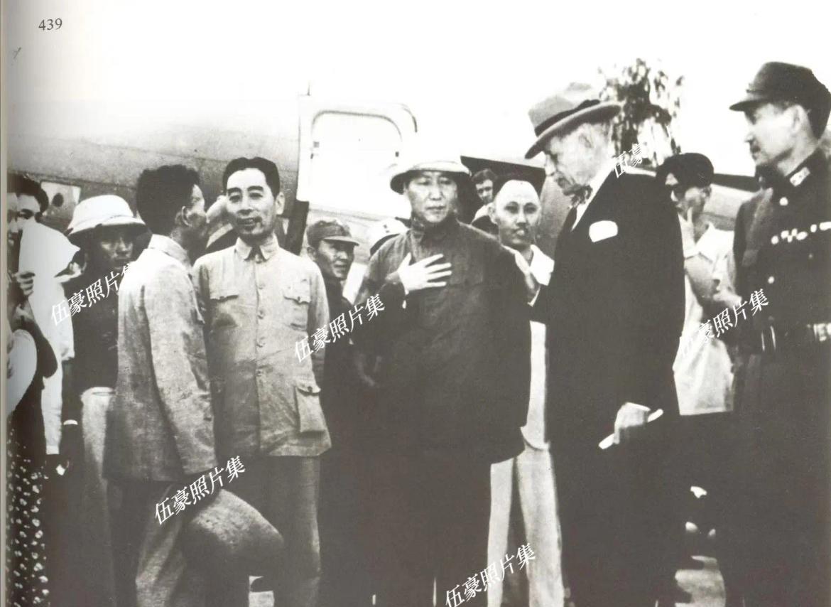 1945年8月28日，毛泽东在周恩来、王若飞陪同下飞抵重庆，正式开启国共和平谈判