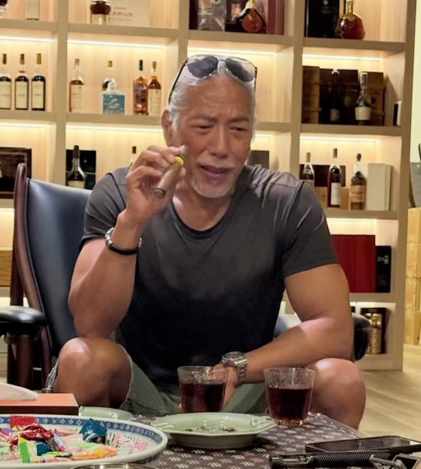 张耀扬近照，一身的肌肉好明显！