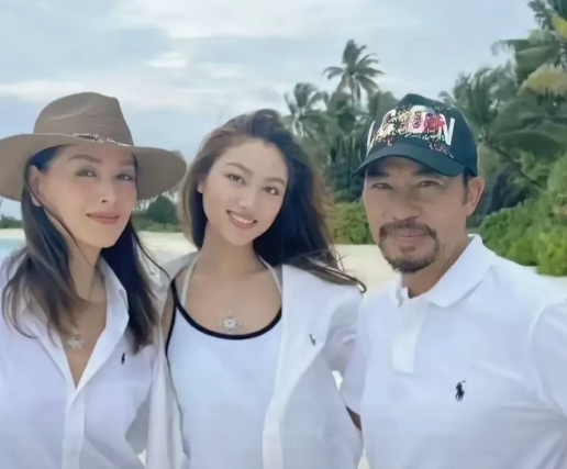 任达华辟谣女儿继承30套房！自曝房产归太太打理，女儿搞AI比进圈香
 
任达华最
