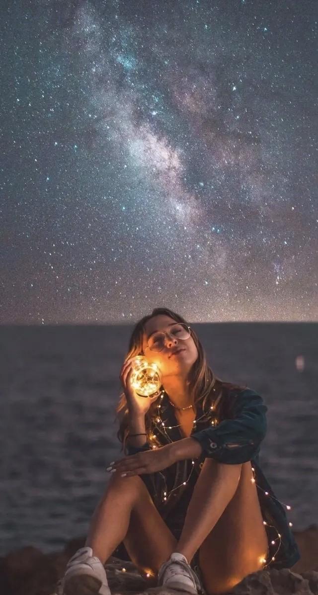 【鹊桥仙·七夕遣怀】
凉风淡淡，疏星点点，目断长空万里。
牛郎织女聚今宵，谁似我