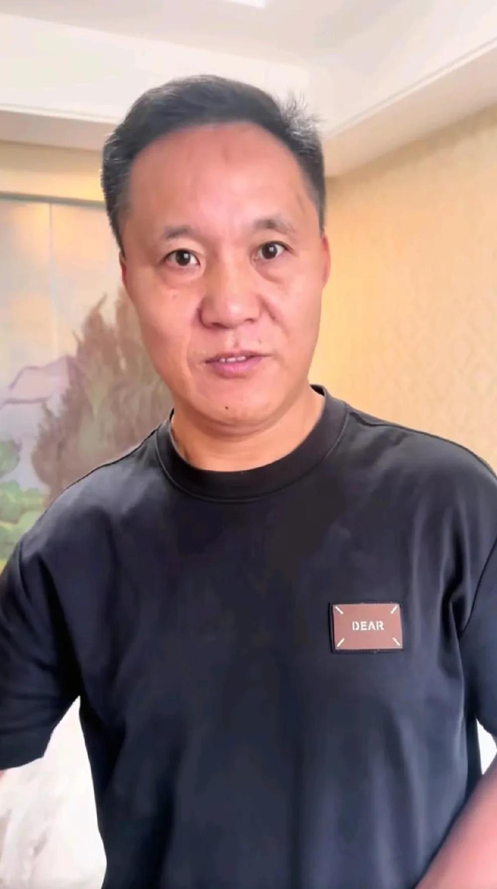 小米奇爸爸杜小华是嫉恶如仇的性格，他又发了一个关于姚一飞的视频。杜小华说，他的买