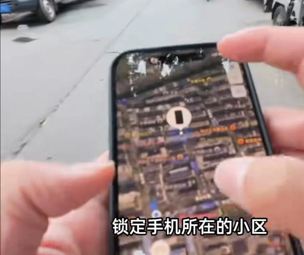 河南洛阳，男子旅游时，把手机忘在厕所里丢失，26天后，手机突然出现定位信息。男子