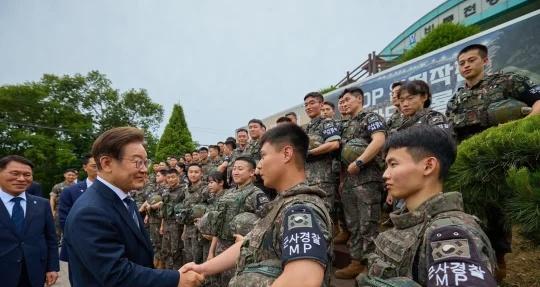 当地时间6月15日，李在明公开喊话朝鲜，他承诺将会化解危机，开辟一个南北双方都能