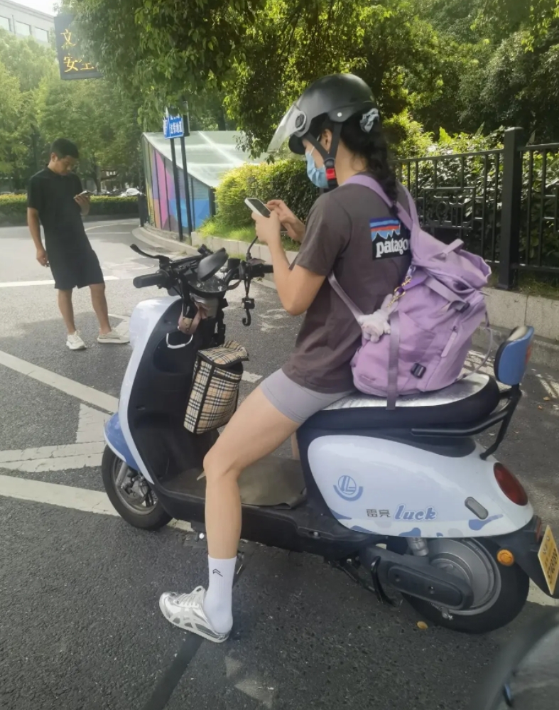 这是什么鞋子？好像看到很多人在穿。