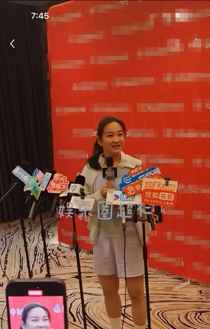 《贾玲采访惊现“身材谜题”：摄像机与手机镜头下的她为何判若两人？》#贾玲身材# 