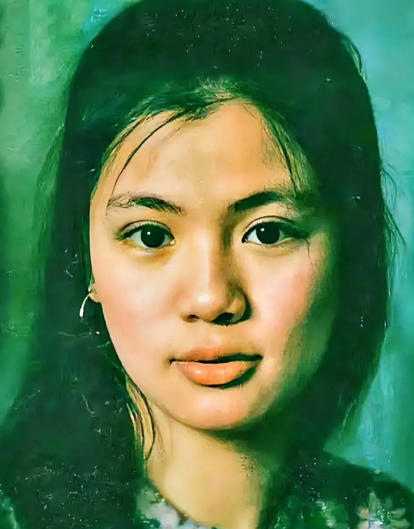 1985年，翁美玲服下安眠药后，又打开了煤气自杀，她去世时，脸上没有任何痛苦的痕