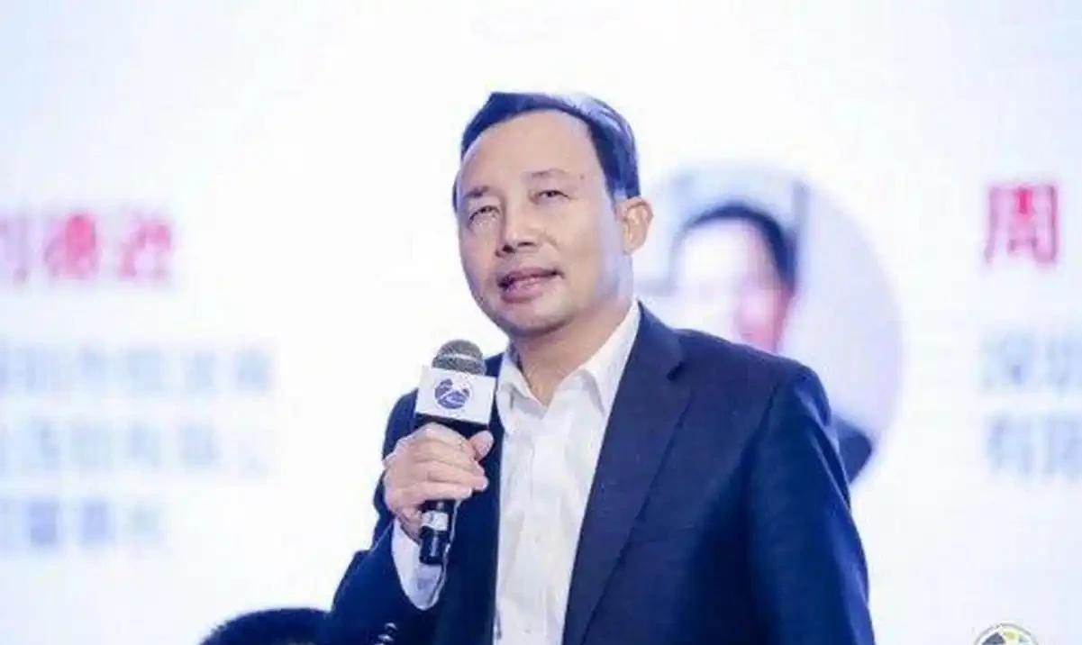 1993年，“包工头”黄德满花3000元接手了一家资不抵债的宾馆，更名为维也纳酒