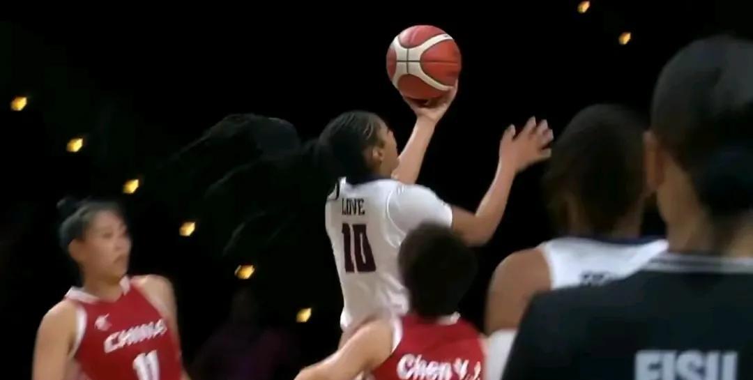 中国女篮是冠军！力克美国，全胜战绩实现卫冕，勇夺大运会金牌！
当终场哨响撕裂莱茵