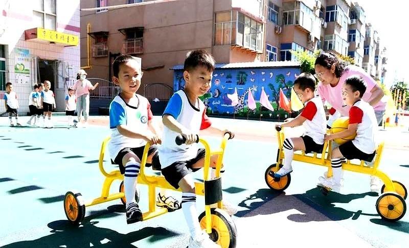今天，儿媳妇接到通知，她们单位员工的孩子只要报名就能够上市委幼儿园。
这个消息对