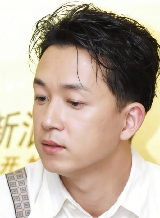 潘粤明说，2023年2月5日，前妻董洁转发我祝福儿子顶顶生日的博文，那是我们正式